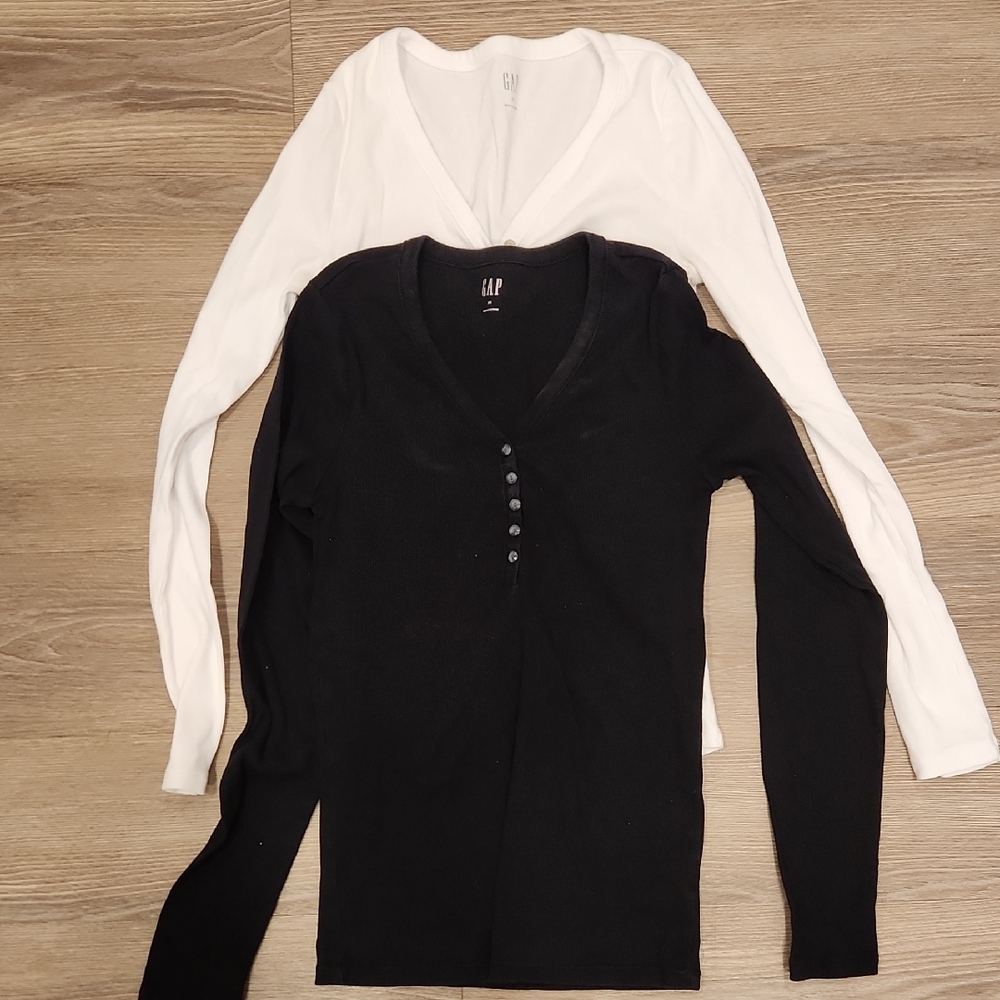 2 GAP Black and White Long Sleeve Tops